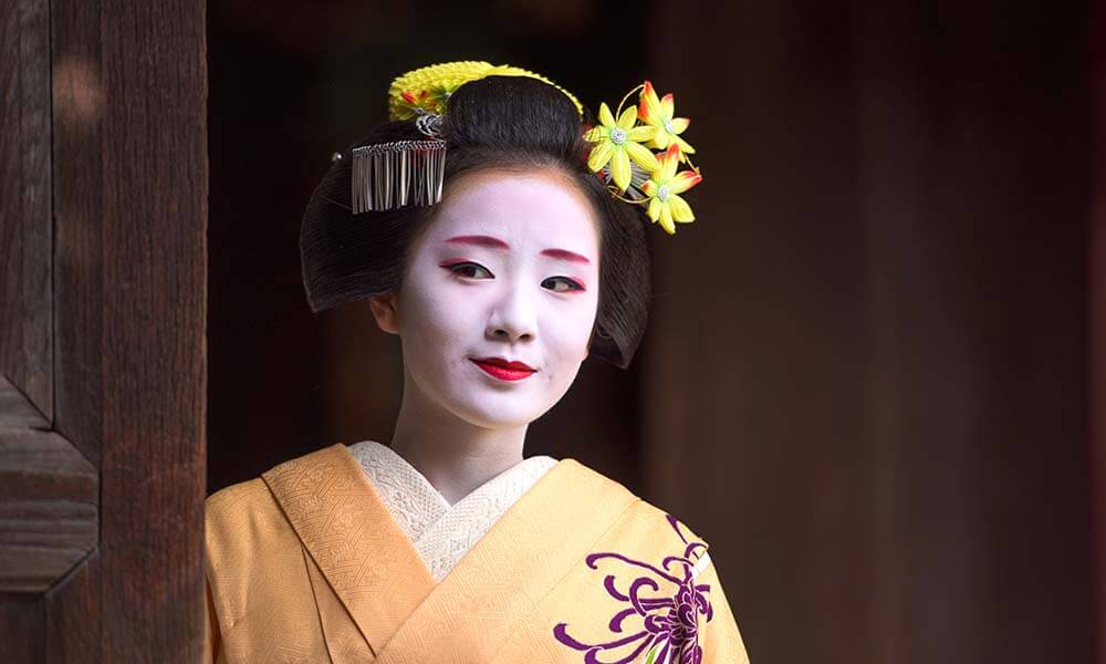 HOW TO GET THE PERFECT GEISHA LOOK – SIMPLE MAKEUP CHEATS